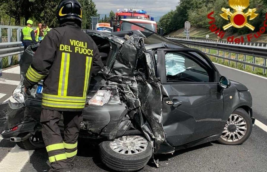 Camion Frigo Tampona Una Macchina Spinta Per Metri Muore Una Coppia