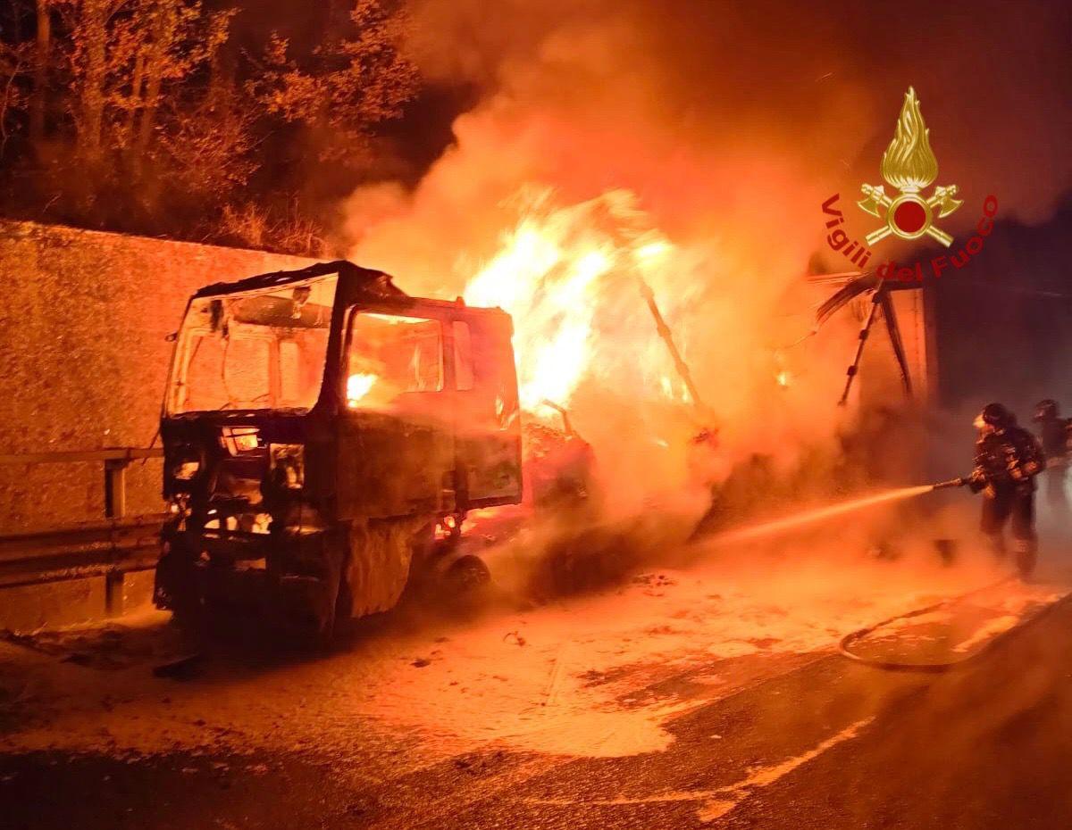 Camion Prende Fuoco In A Traffico In Tilt Nel Tratto Valdarnese