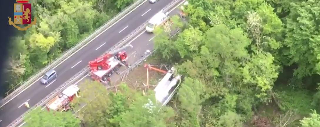 Gravissimo Incidente Sull Autopalio Bus Precipita Nella Scarpata