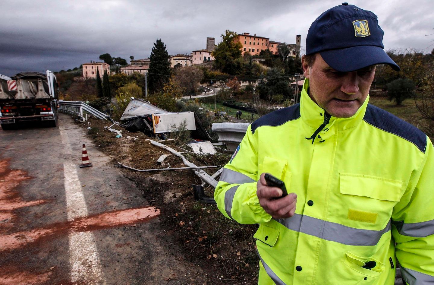 Tir Finisce Fuori Strada E Si Ribalta Foto E Video