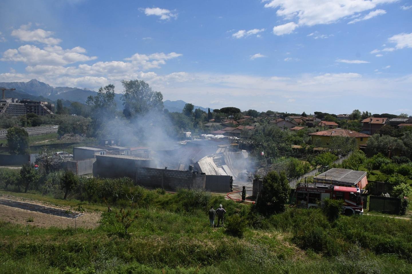 Capannone In Fiamme Dopo L Incendio La Struttura Collassa