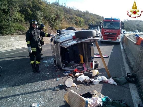 Auto Si Ribalta Sull Aurelia Vigili Del Fuoco E 118 Al Lavoro