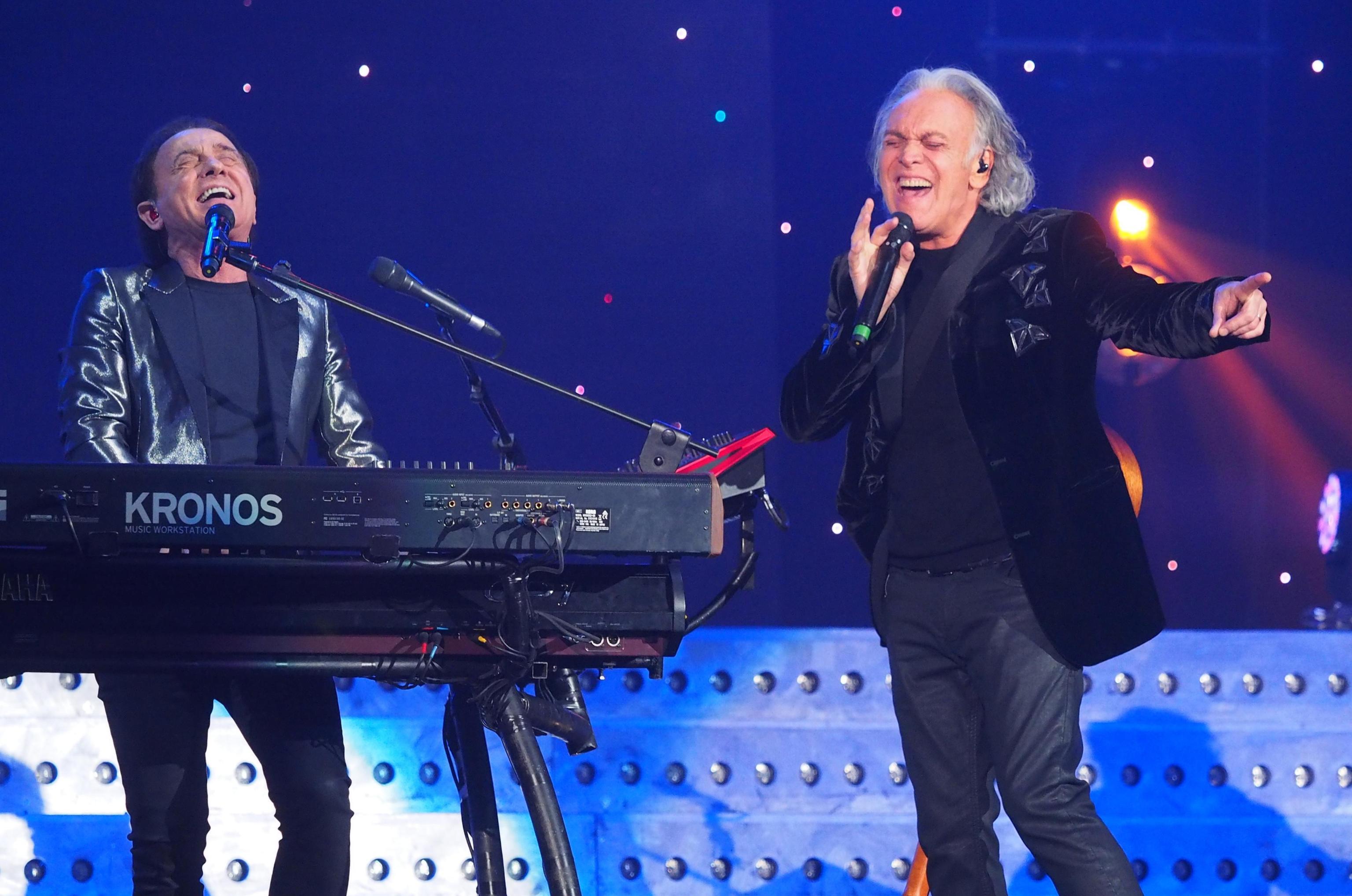 Riccardo Fogli Compie 70 Anni E Canta Insieme Con Roby Facchinetti