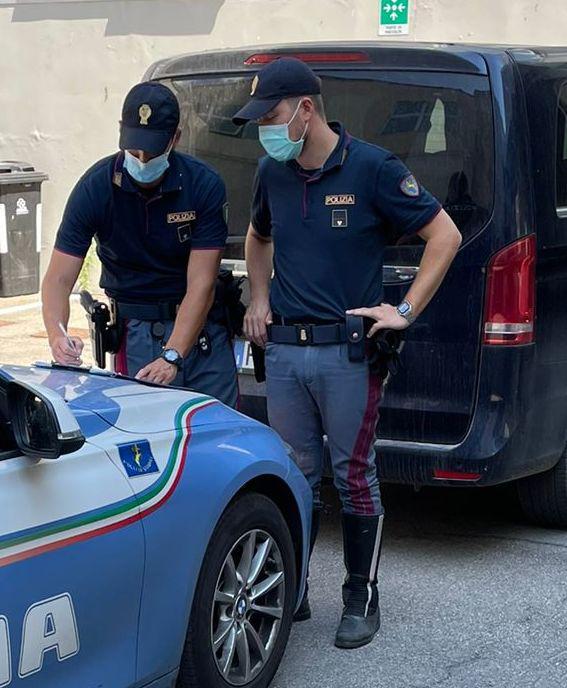 Bloccato Lautista Abusivo Dei Bambini La Polizia Stradale Sequestra