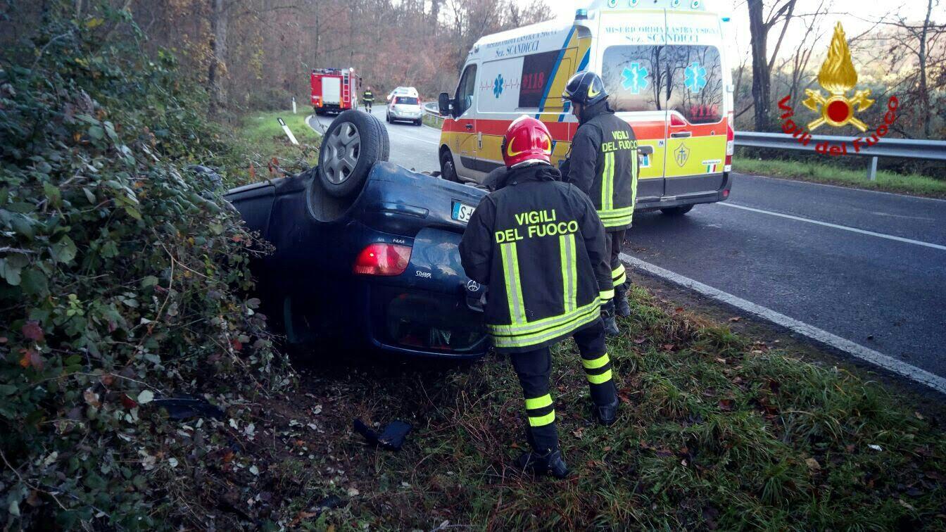 Auto Si Ribalta E Finisce Fuori Strada Salvi Mamma E Figlio Foto