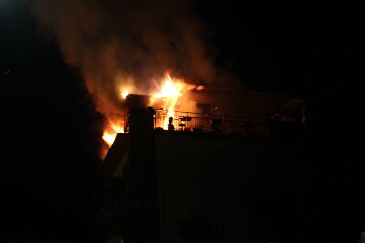 Firenze Incendio Di Sera In Un Abitazione Distrutta La Veranda Foto