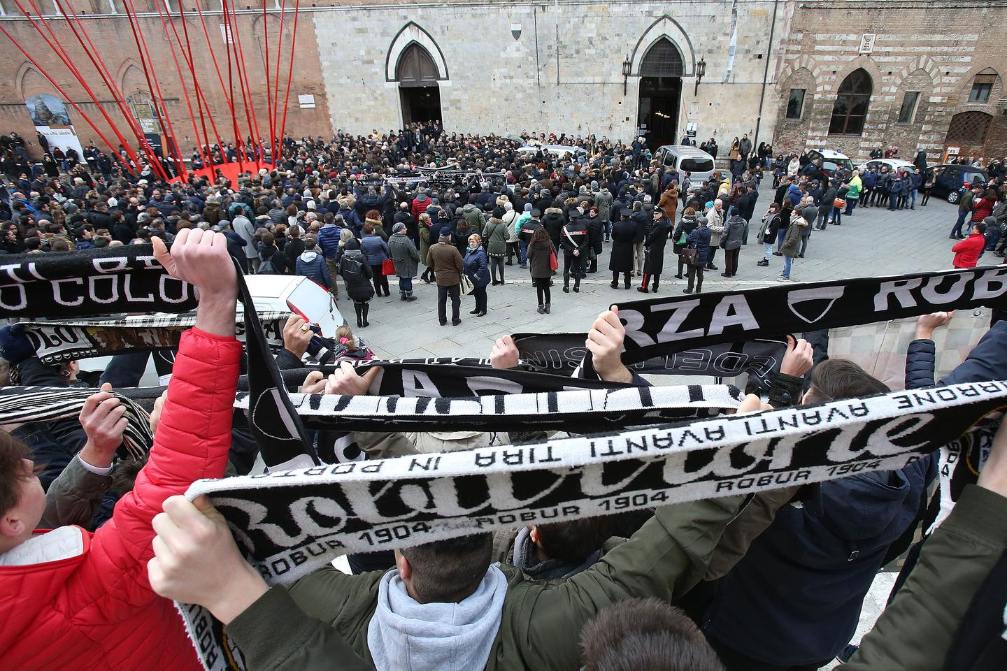 L Addio Ad Arturo Ucciso Da Un Pirata Della Strada Folla Ai Funerali