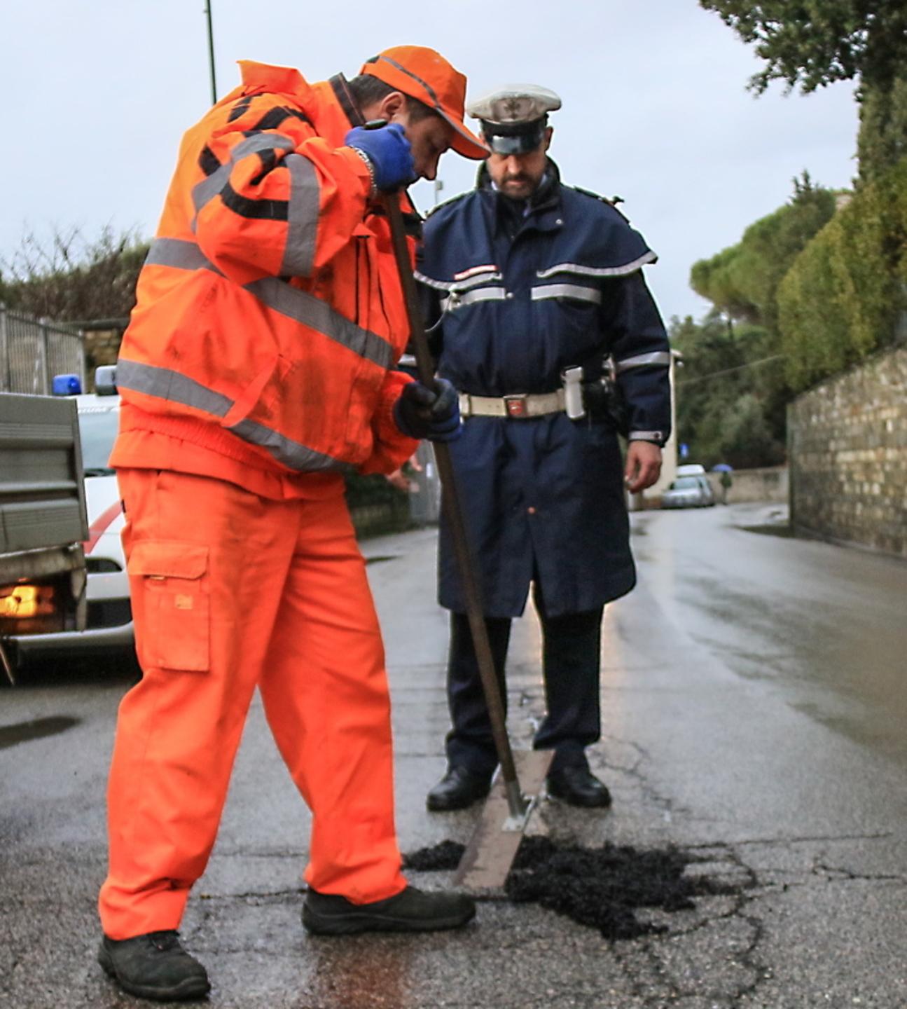 Cade Per La Buca Ferita Unanziana Ancora Paura Dopo La Morte Di Nicco