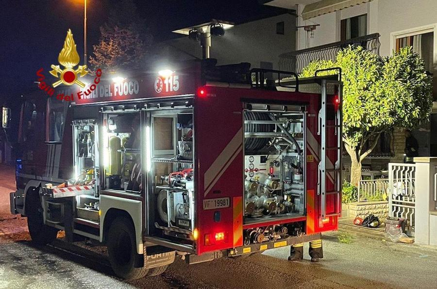 Incendio Devasta Un Appartamento Anziana In Ospedale Tre Evacuati