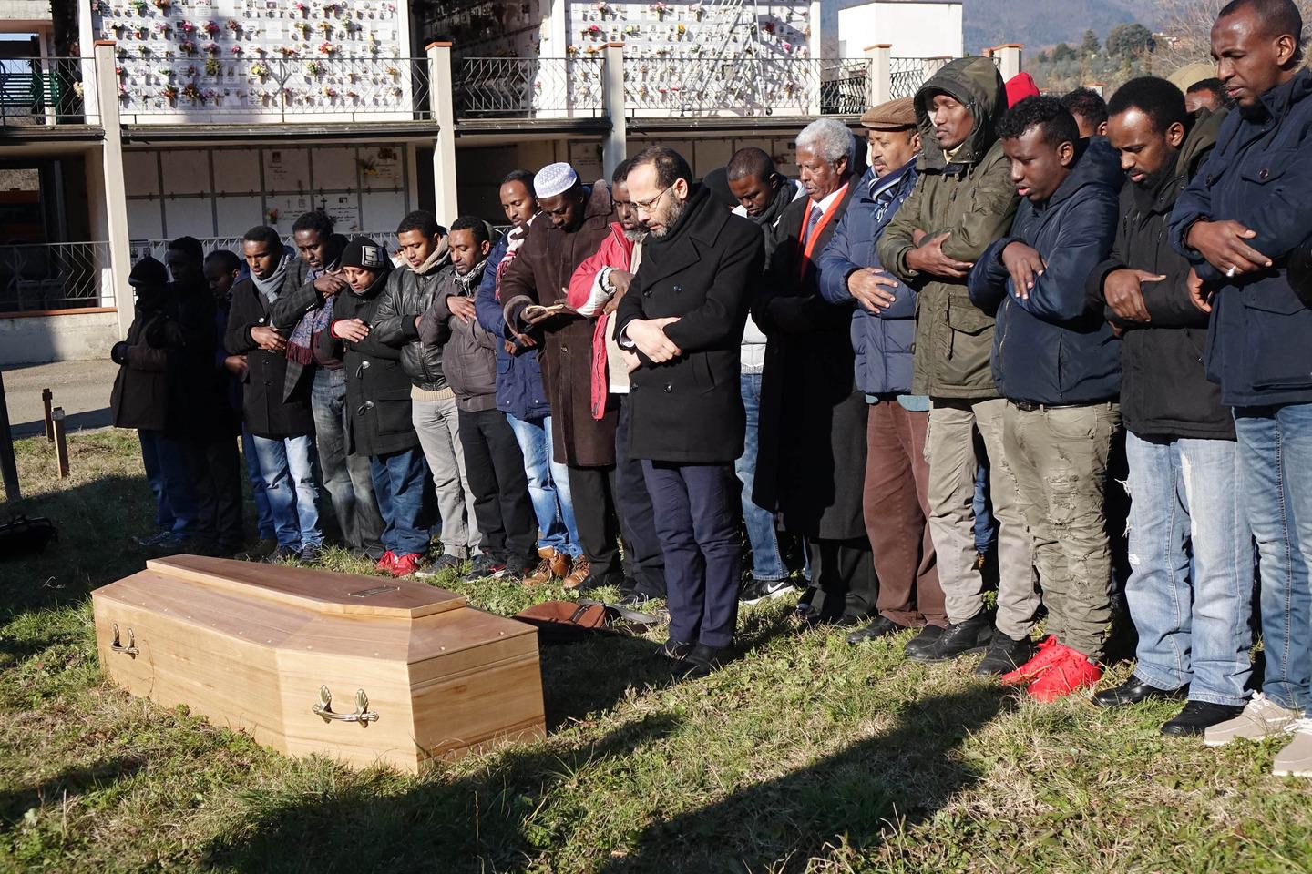 Morto Nel Rogo Di Sesto I Funerali Ospitalit Ai Somali Unica Via