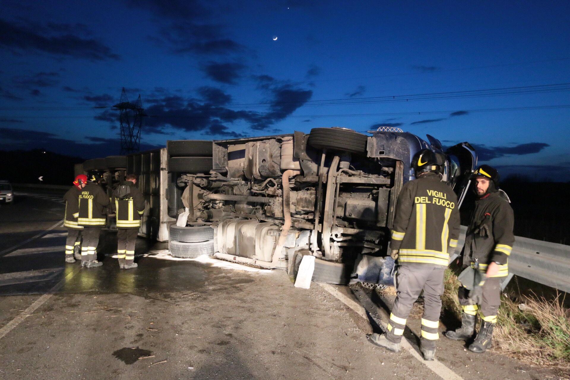 Camion Si Ribalta Sulla 429 Due Feriti E Traffico In Tilt