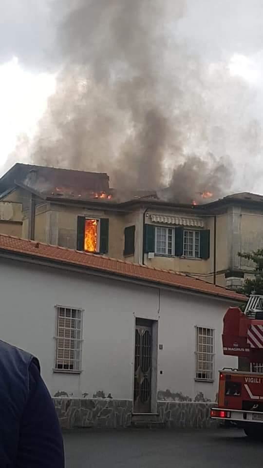 Incendio Crolla Il Tetto Di Una Palazzina