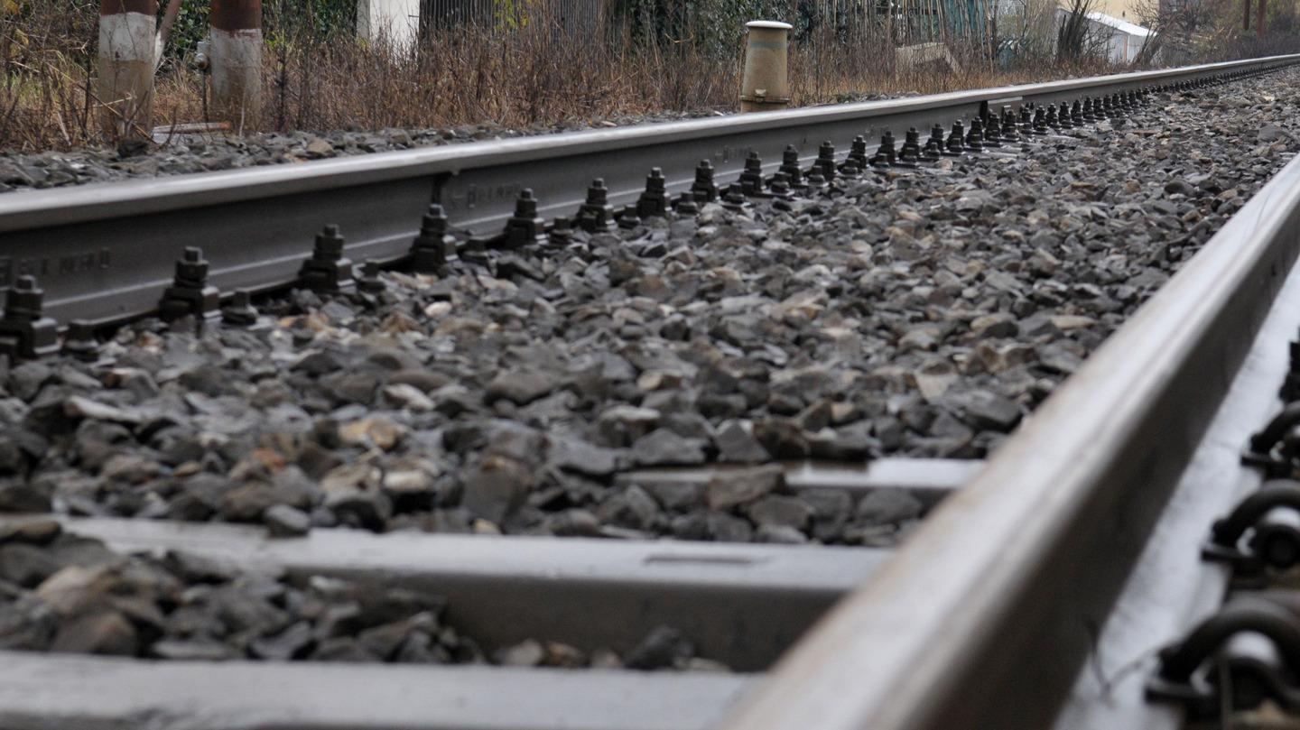 Si Sdraia Sui Binari Mentre Passa Un Treno Merci Salvo