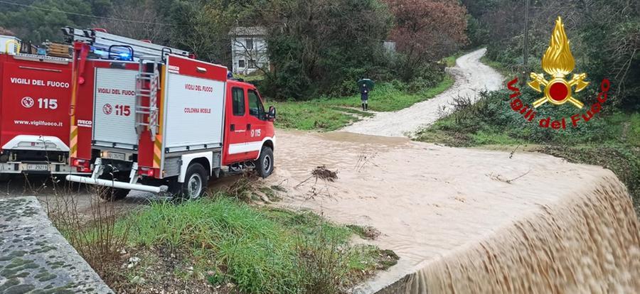 Torrente In Piena La Bimba Va A Scuola Grazie Ai Vigili Del Fuoco