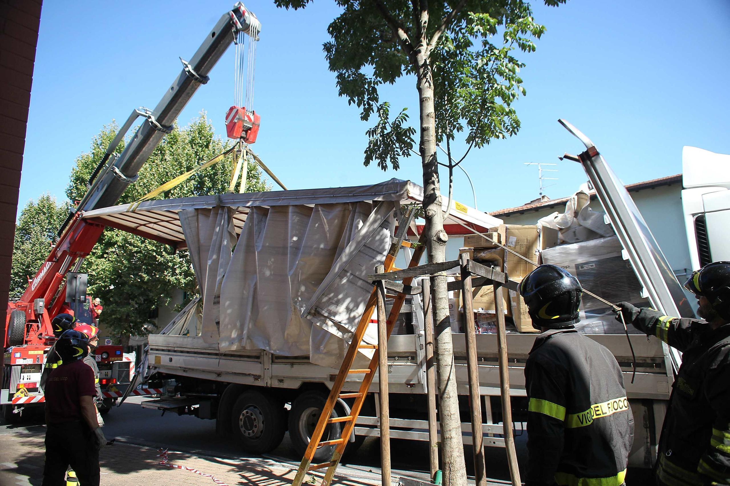 Camion Contro Albero Due Feriti In Via Pistoiese