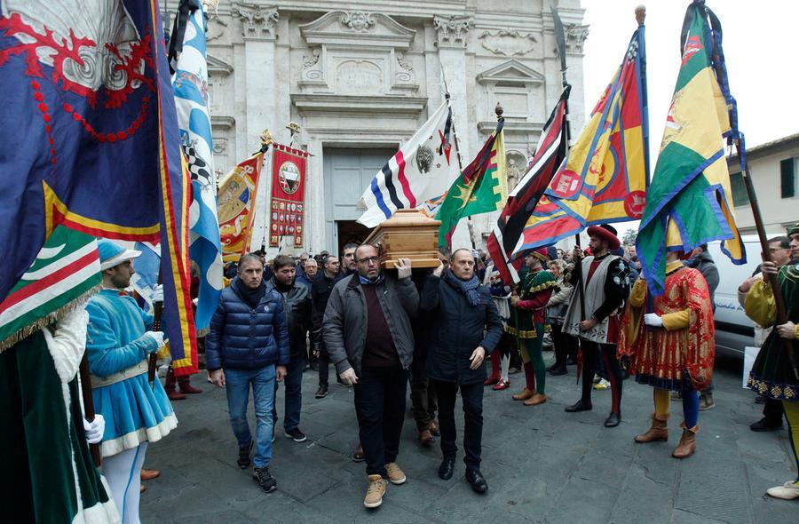 I Funerali Del Priore Della Giraffa Ginanneschi Il Palio Gli Rende Omaggio