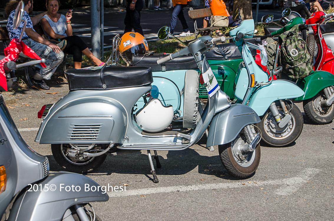 Vespa un serpentone attraversa la città è il raduno degli appassionati