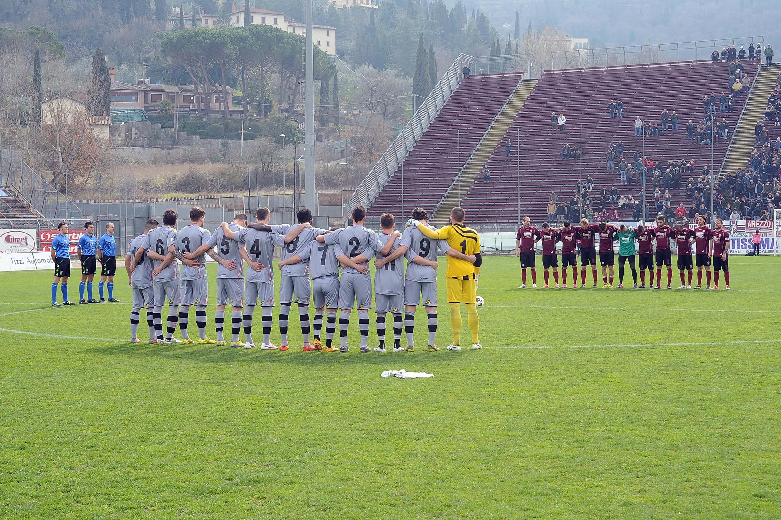 Cala Il Silenzio Sullo Stadio Un Minuto Di Raccoglimento Per Il Nostro