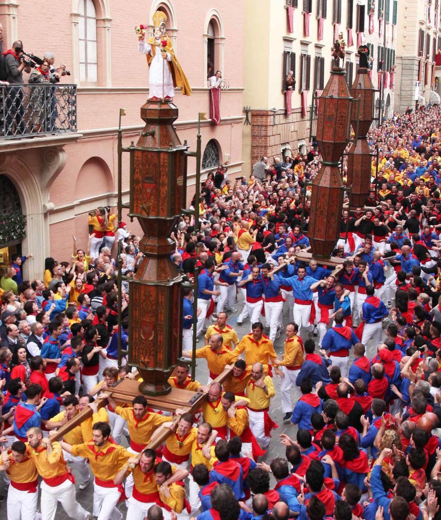 Gubbio Attimi Di Paura Alla Festa Dei Ceri Un Braccere Inciampa E