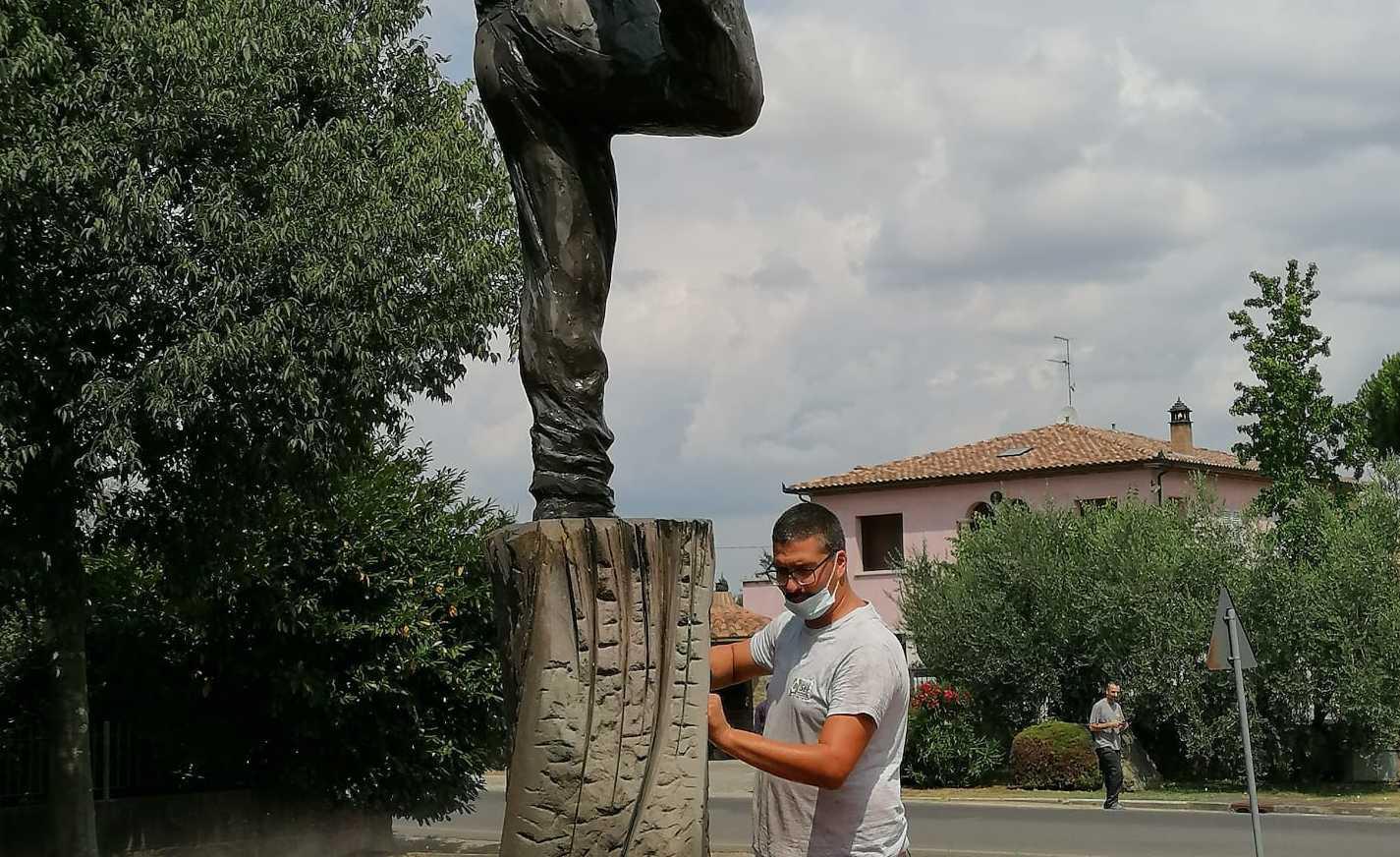 Monumento Di Benigni E Gi Stato Ripulito