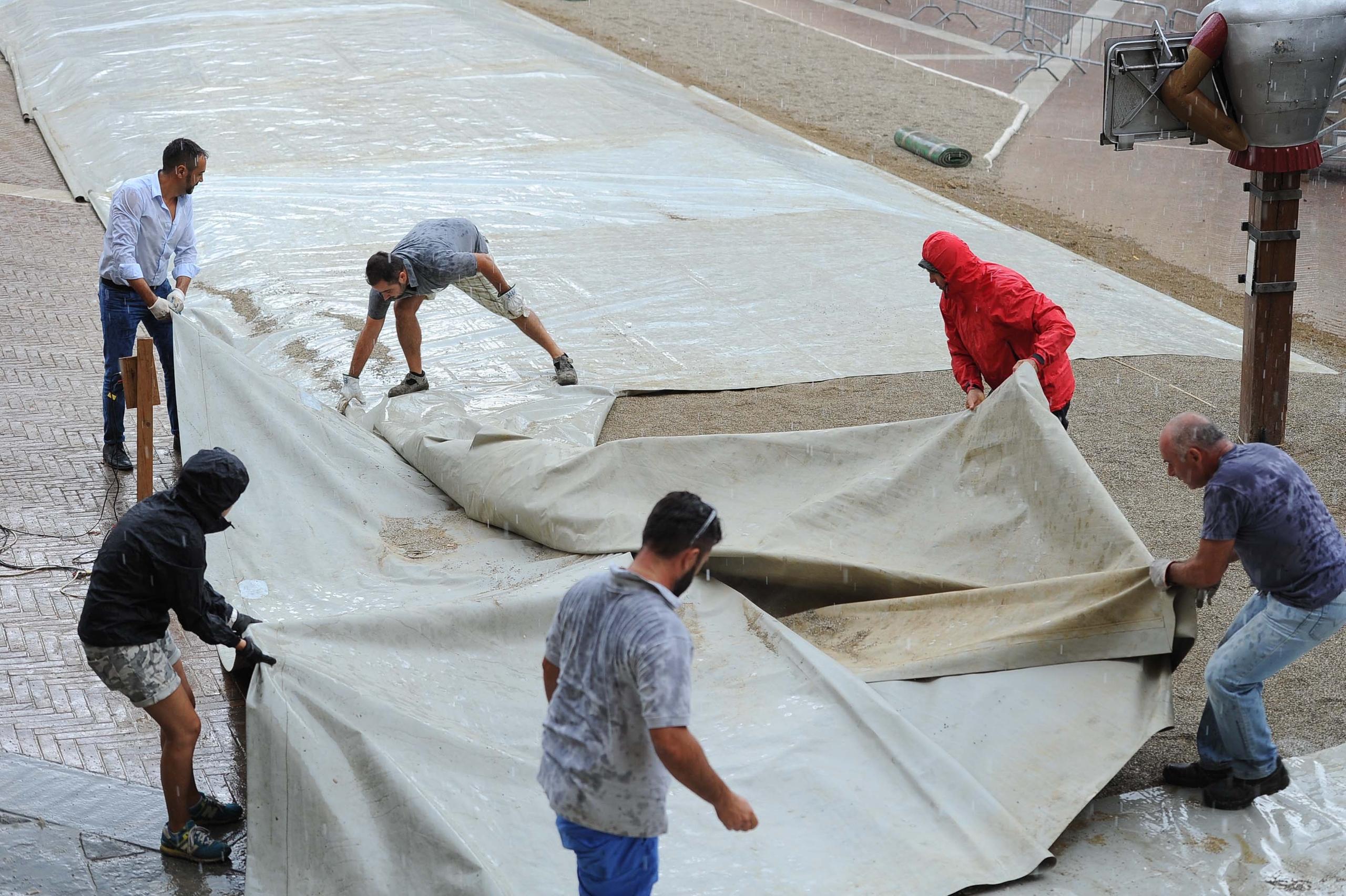 Piazza Grande Senza Cavalieri La Pioggia Ferma Le Prove Della Giostra