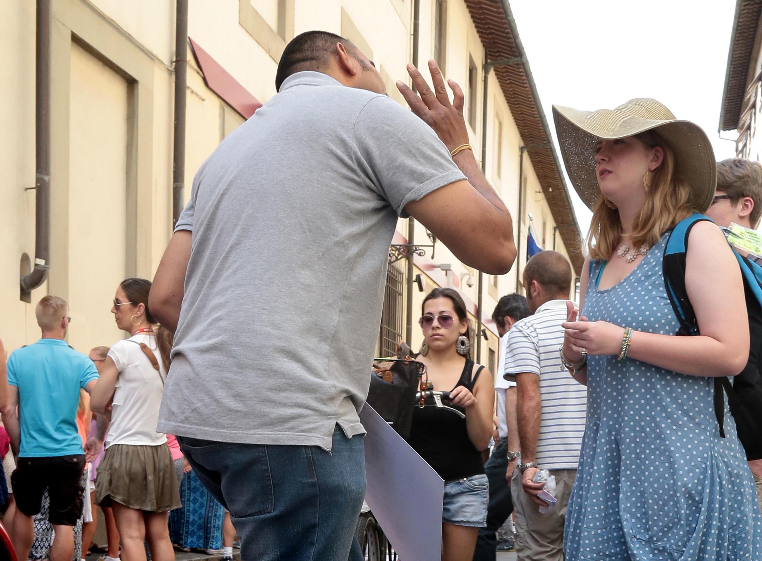 Troppi Abusivi In Via Ricasoli LAccademia Scrive Al Prefetto Presidio