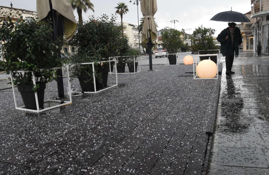 Nevicate Sui Monti Grandine Sulle Spiagge