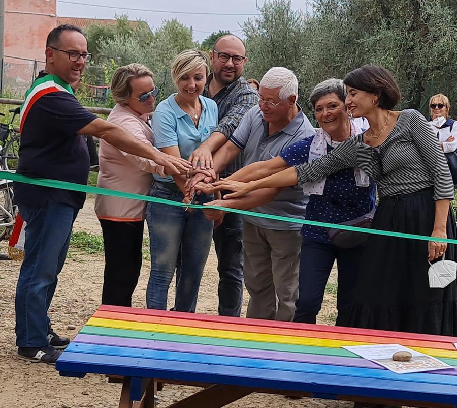 Panchina Rossa Tavolo Arcobaleno Nellarea Verde I Simboli Dei Diritti