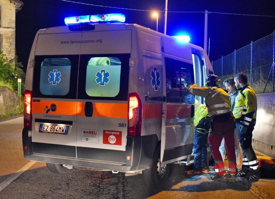 Incidente Nella Notte Auto Si Ribalta Grave Un Giovane