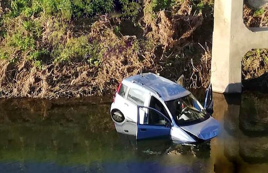 Auto Sfonda Il Guard Rail E Finisce Nel Fiume Paura A Ponte Buggianese