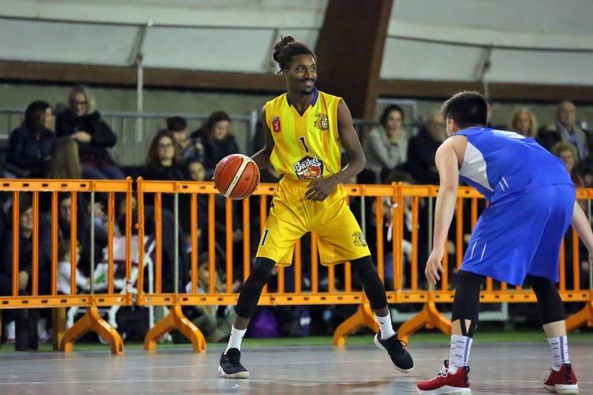 Offese razziste a un giocatore basket minore nella bufera E c è una