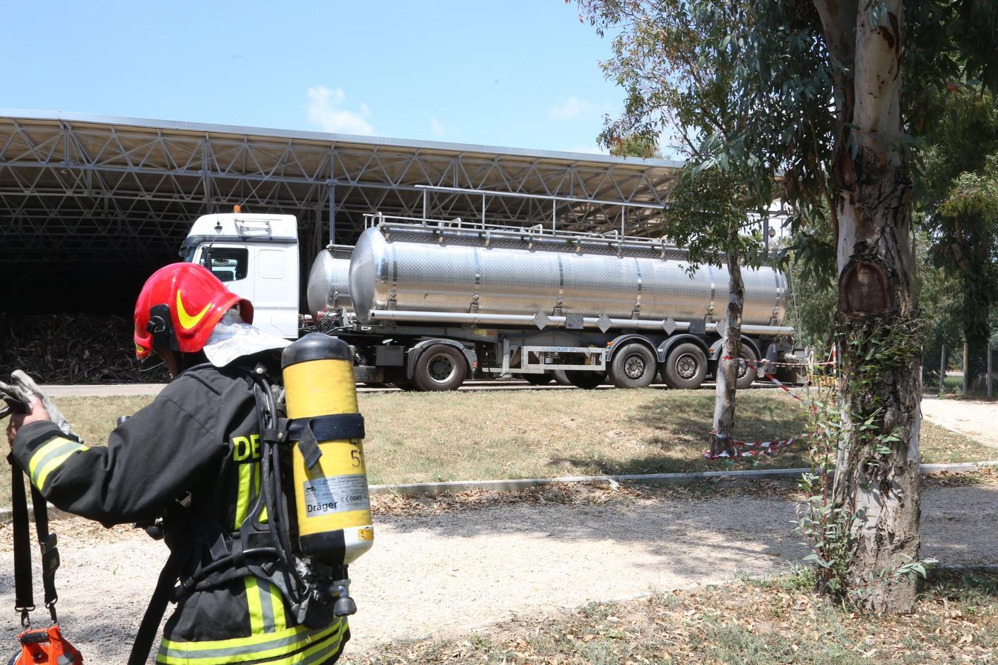 Cedimento Della Banchina Autocisterna Sbanda E Finisce Fuori Strada