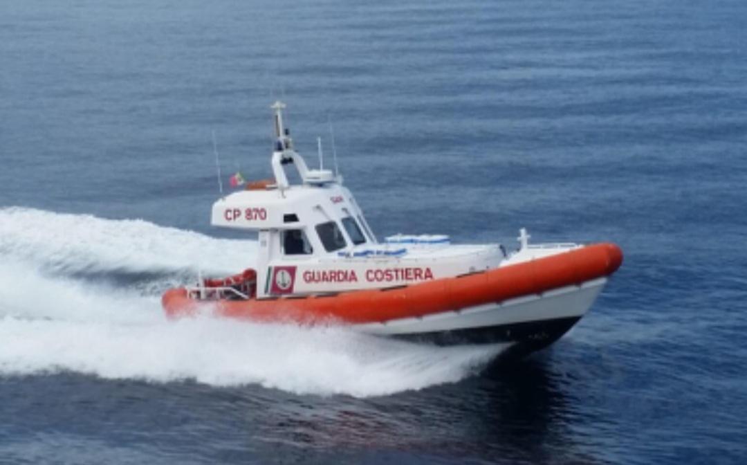 Il Gommone Affonda La Guardia Costiera Salva Padre E Figlio Che Erano