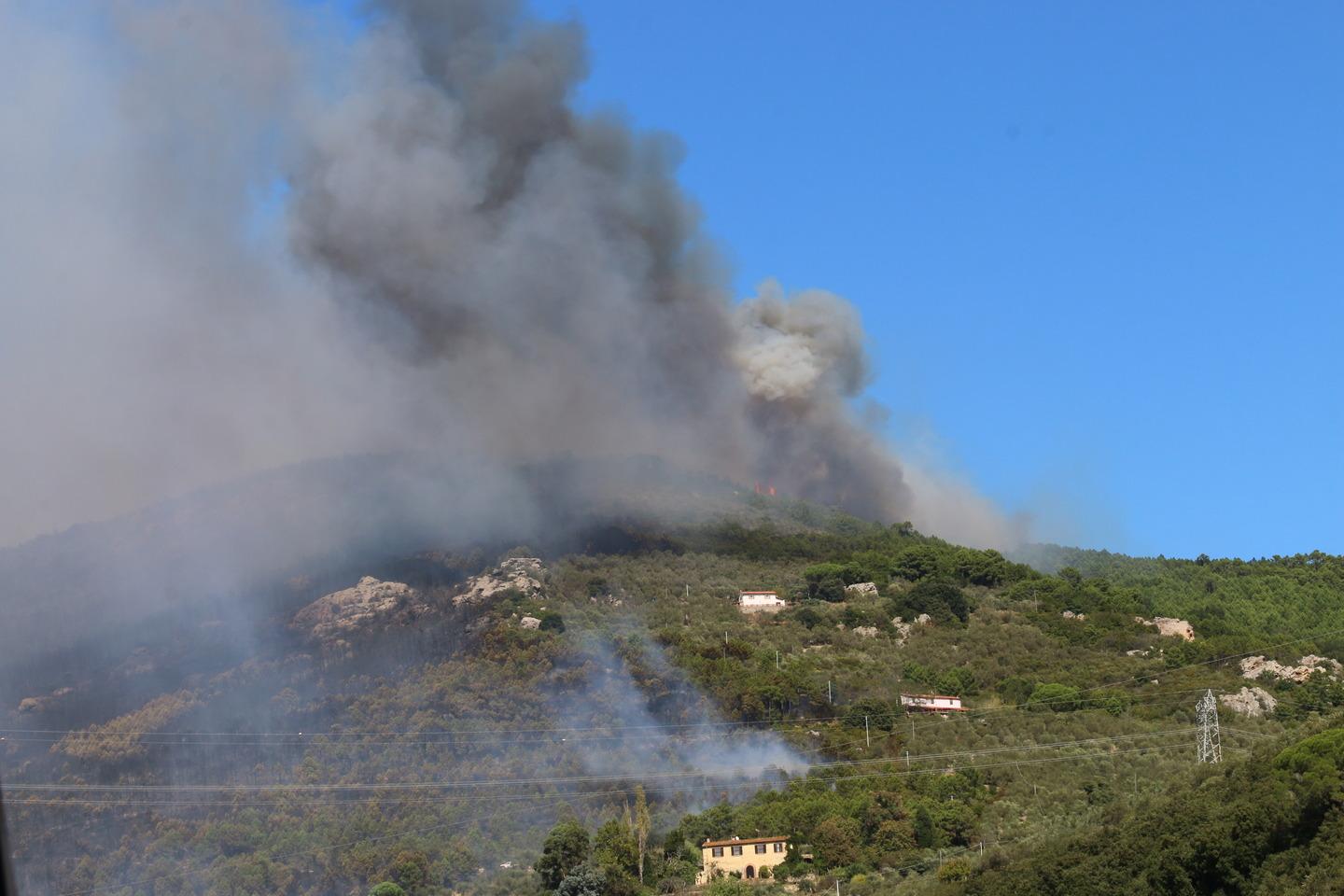 Incendio Del Monte Serra Chiusura Provvisoria Per L Aeroporto Di Pisa