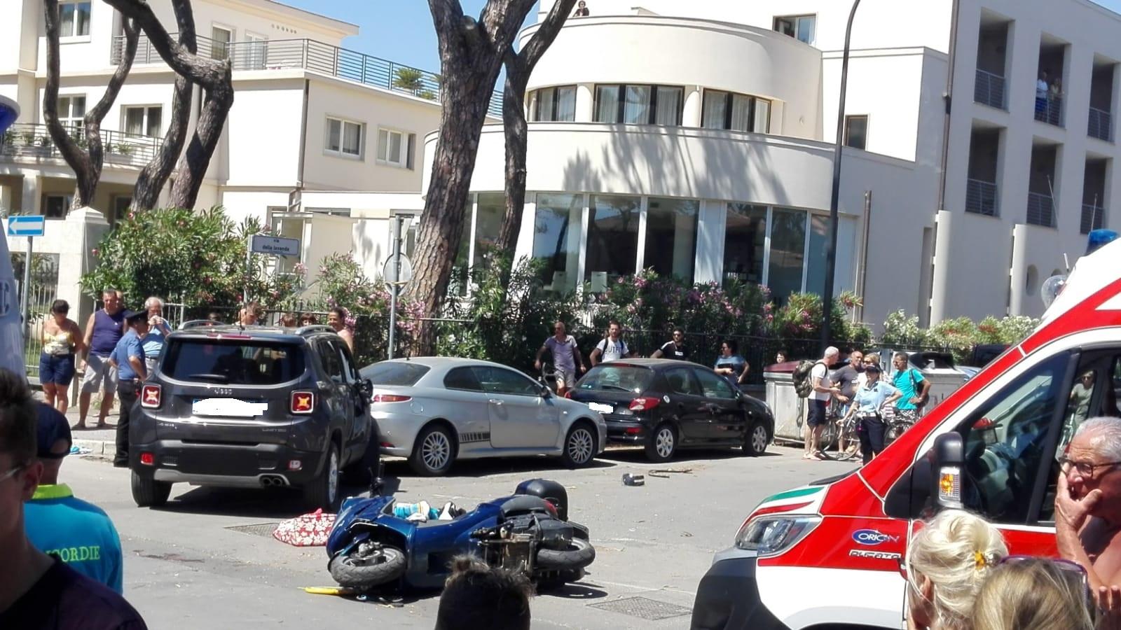 Scontro Con Un Auto Grave Un Motociclista Ferita La Figlia