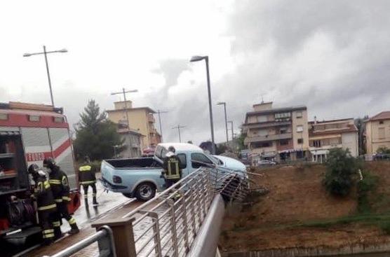 Esce Di Strada E Sfonda La Ringhiera Automobilista In Bilico Nel Vuoto