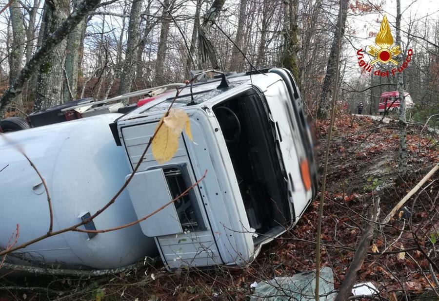 Camion Con Gpl Esce Di Strada E Si Ribalta Tragedia Sfiorata