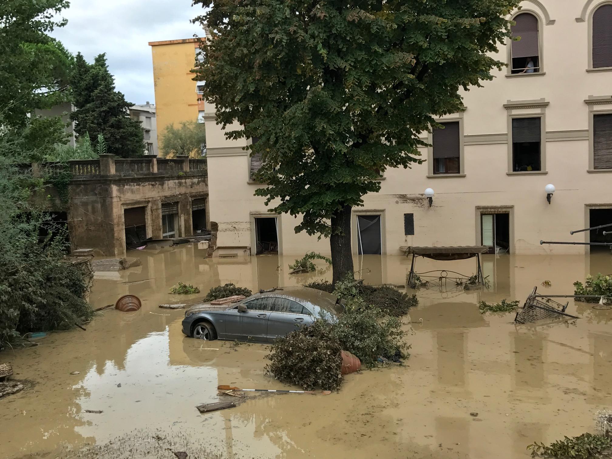 Nubifragio Di Livorno Muore Intera Famiglia Nonno Eroe Salva Nipotina