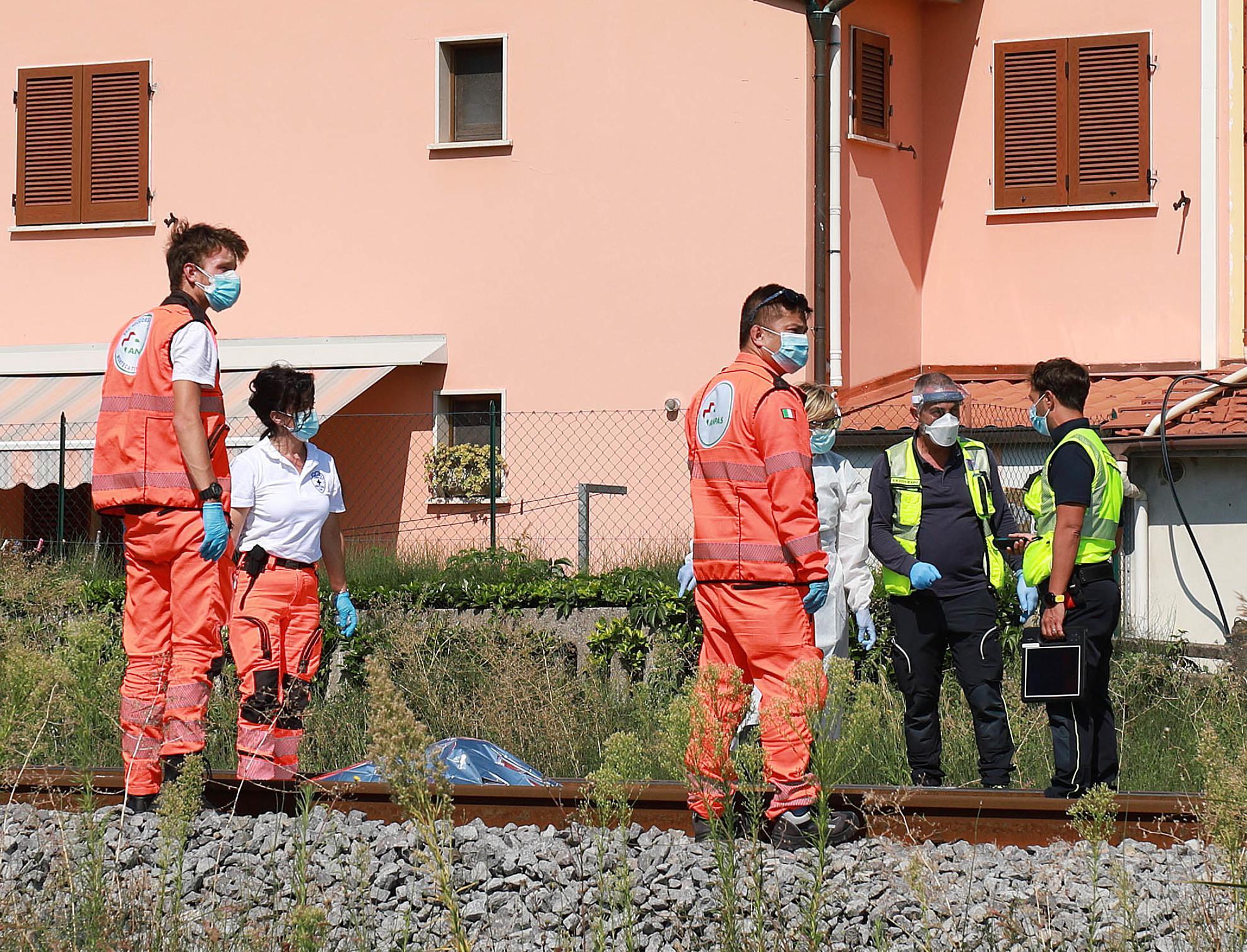 Si Getta Sotto Il Treno Linea Bloccata Due Ore