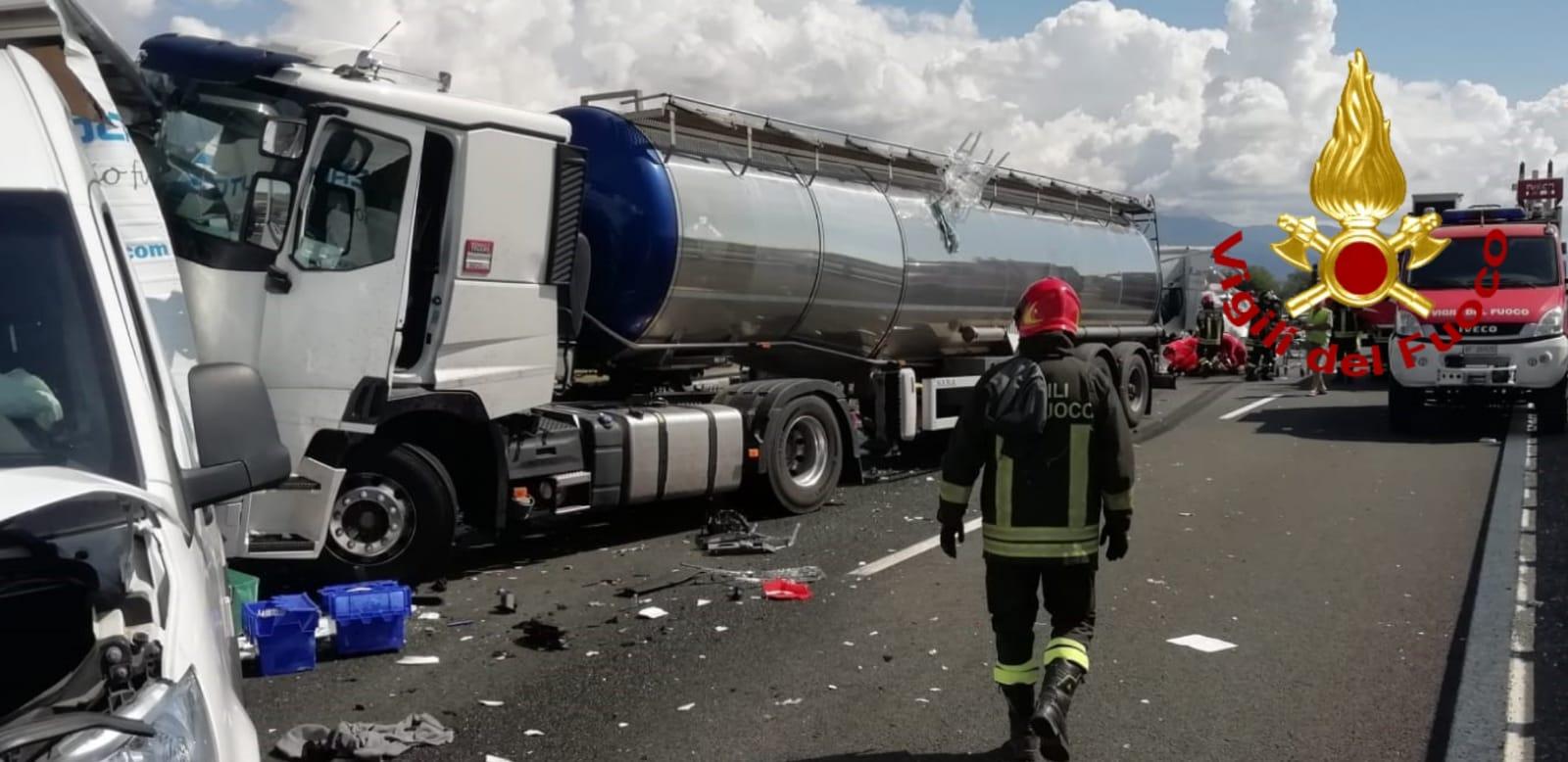 Tragico Incidente In Autostrada Un Morto E Otto Feriti Tra Carrara E