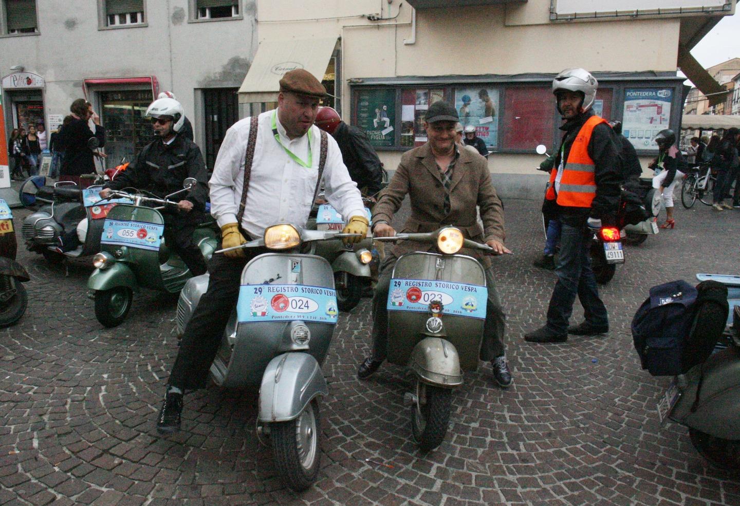 Pontedera Sfilata Delle Vespa Storiche Festa Per Le Strade Video