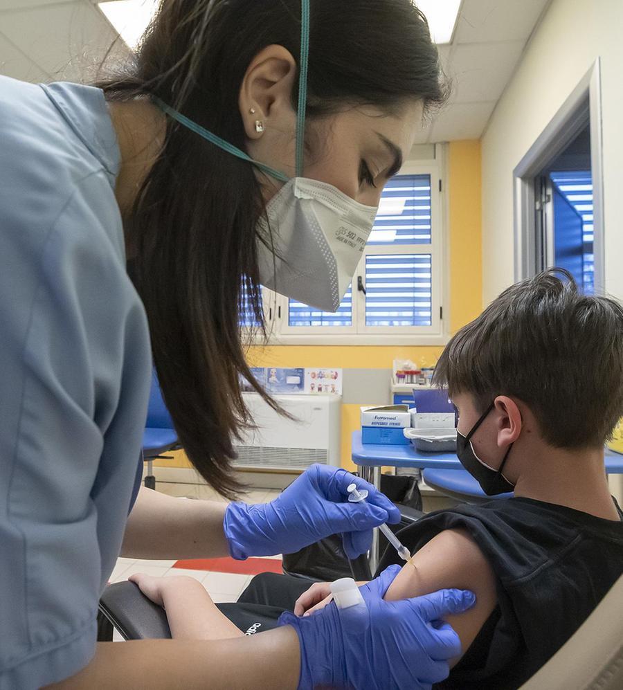 Open day a metà solo 545 dosi Dal 17 febbraio vaccini agli stranieri