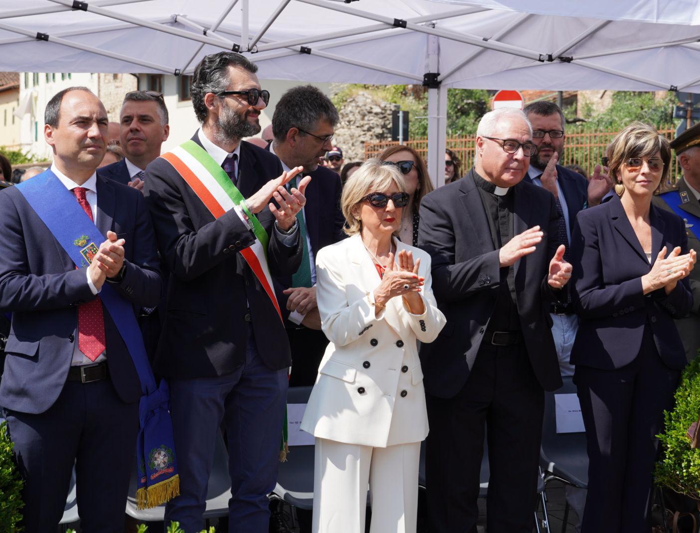 Festa Repubblica Enorme Tricolore Al Castello