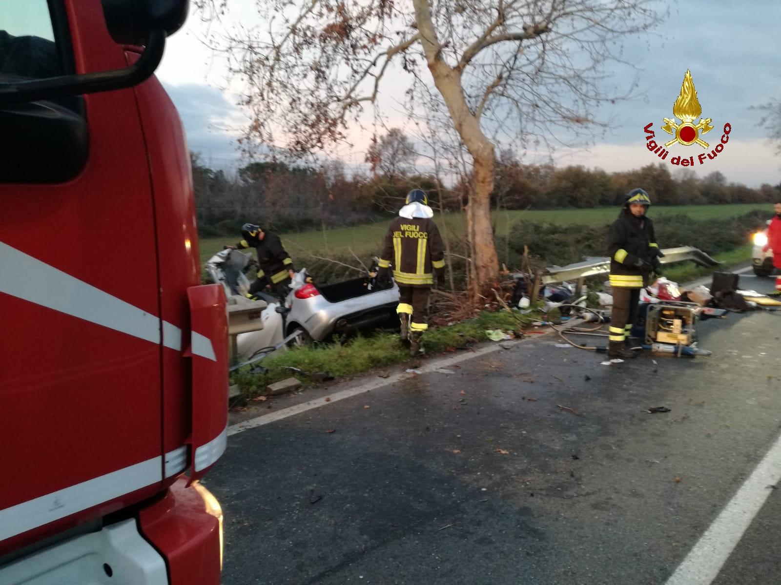 Auto Fuori Strada Donna Muore Sull Aurelia Grave La Figlia 21enne