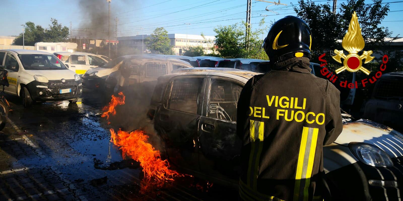 Incubo Di Fuoco Otto Auto Bruciate Nel Deposito Delle Poste E