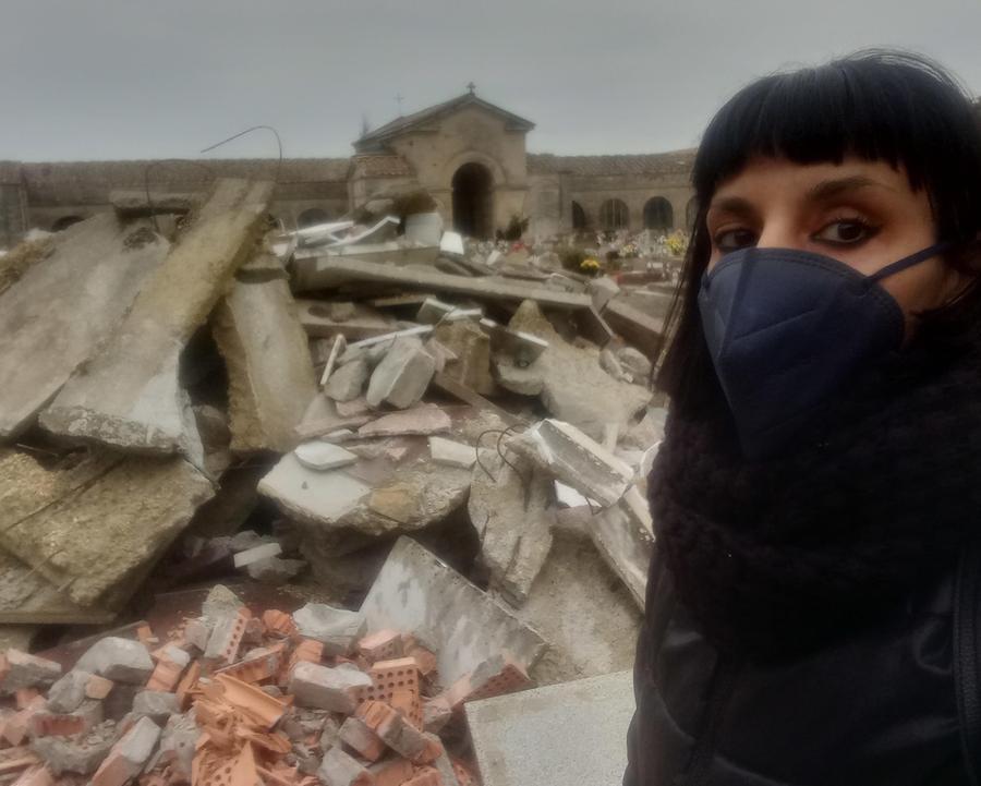 Cumuli Di Macerie E Terra Degrado Al Cimitero