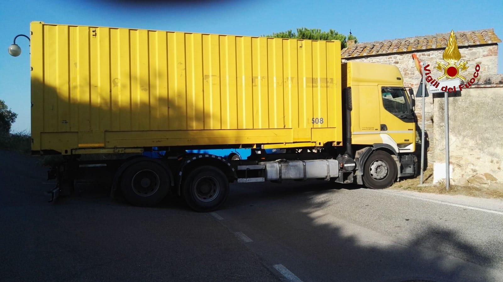 Camion Che Trasporta Container Rimane Incastrato Durante La Manovra