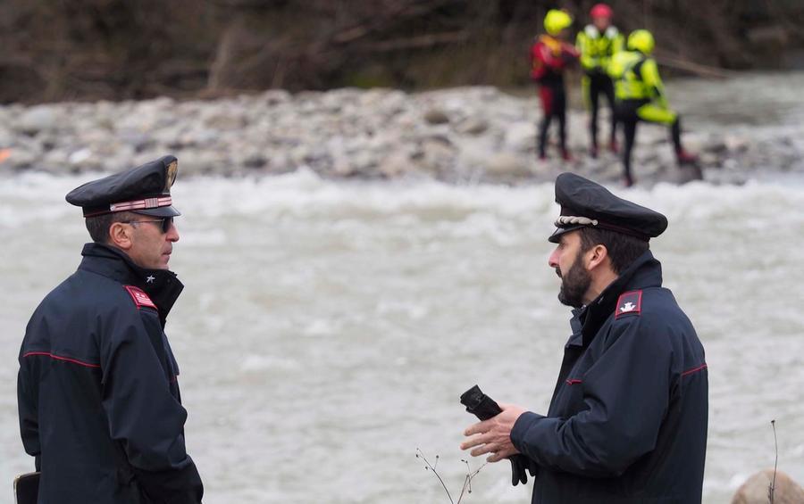 Fugge Da Casa Cade Nel Torrente Gelato Carabiniere Si Tuffa E La Salva