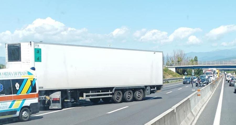 Autoarticolato Si Intraversa Autostrada Bloccata Per Ore