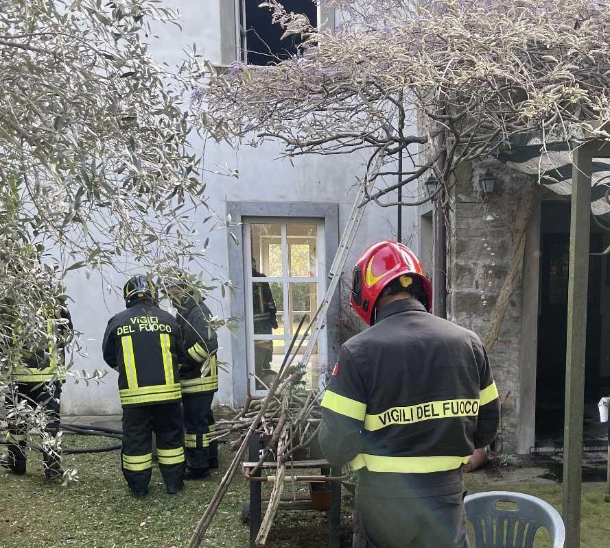 Morto Carbonizzato In Casa Inutile Il Disperato Allarme